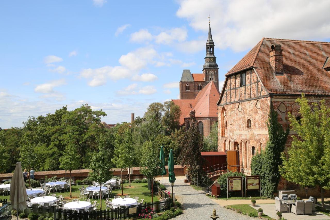 Ringhotel Schloss Тангермюнде Экстерьер фото