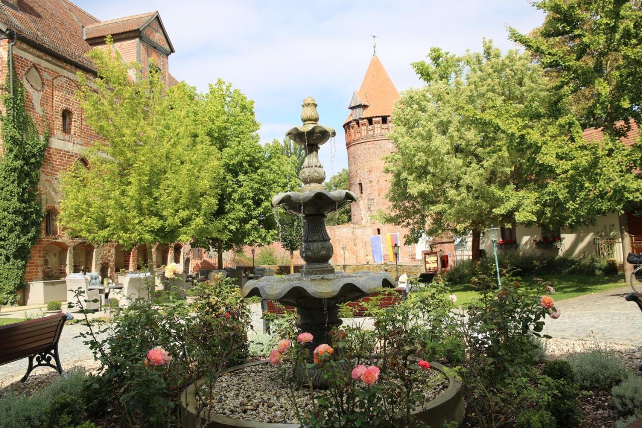 Ringhotel Schloss Тангермюнде Экстерьер фото