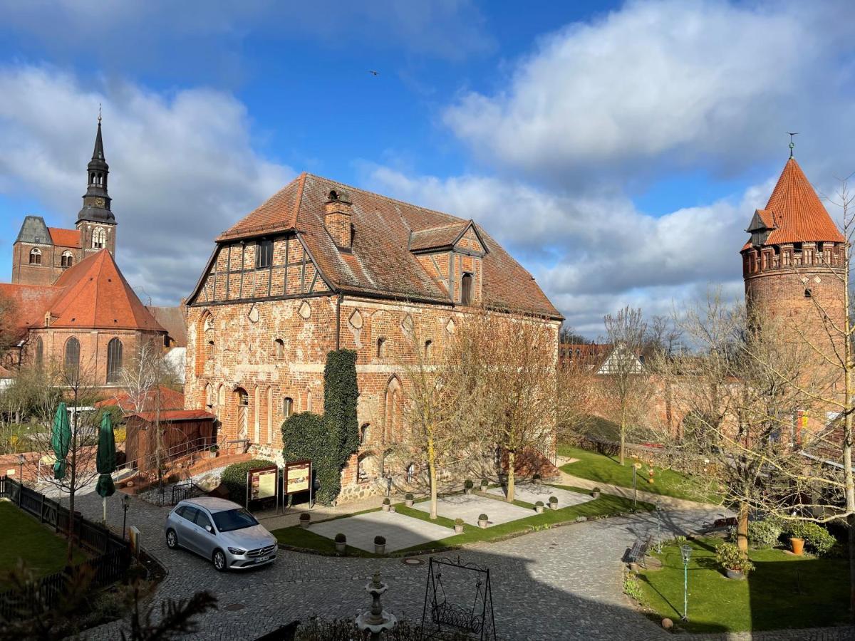 Ringhotel Schloss Тангермюнде Экстерьер фото